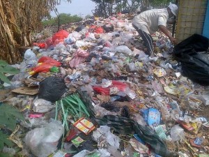 Sampah Menumpuk di Kampung Rumpak Sinang Kelurahan Pakulonan Barat Kecamatan Kelapa Dua