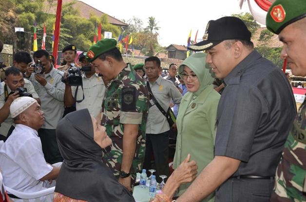 Kasdam Jaya Brigjen TNI Ibnu Tri Widodo dan Bupati A. Zaki Iskandar berbincang dengan warga saat bakti sosial HUT TNI ke-70 di Desa Telagasari Kecamatan Balaraja, Rabu (23/9/2015).