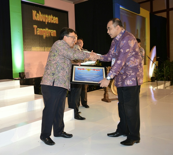 Menteri Keuangan RI Bambang Brodjonegoro menyerahkan piagam penghargaan WTP kepada Bupati Tangerang, A. Zaki Iskandar.