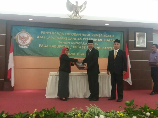Bupati Tangerang Ahmed Zaki Iskandar menerima penghargaan WTP ke-8 berturut-turut dari BPK. Penghargaan diserahkan Kepala Perwakilan BPK  Banten, Yusnadewi di Auditorium BPK Perwakilan Provinsi Banten, Selasa (31/5/2016).