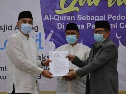 Bupati Zaki Serahkan Surat Izin Pemanfaatan Lahan untuk Masjid Raya dan Islamic Center Pagedangan