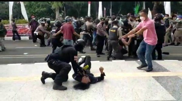 Demo Berakhir Ricuh, 1 Orang Mahasiswa Kejang-kejang Diduga Dibanting Polisi