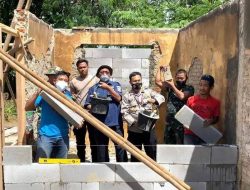 Kapolsek Panongan dan Romo Felix Gotong Royong Bedah Rumah Warga Serdang Kulon