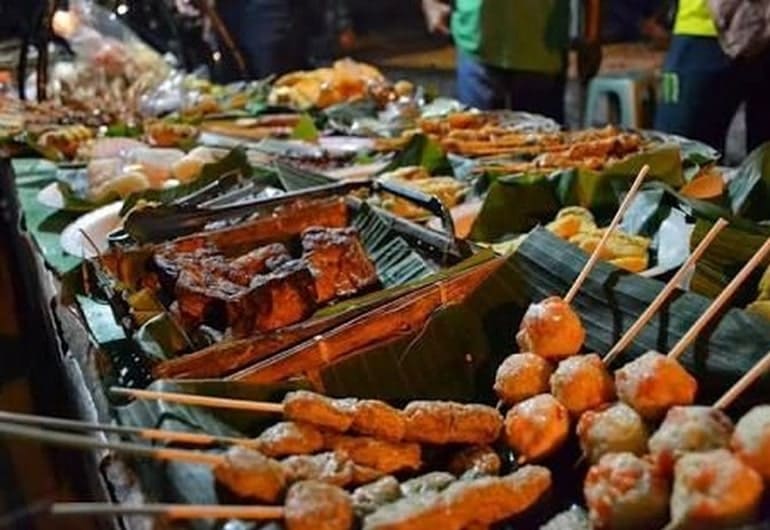 Pusat jajanan yang terletak di Jalan Cemara Raya Perumnas ini memiliki beragam makanan mulai dari sempol ayam, baso goreng, sate kikil, dan masih banyak lagi.