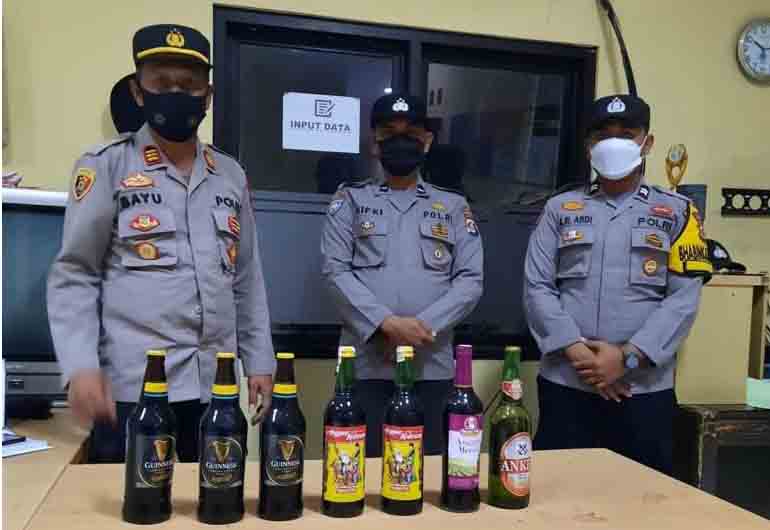 Sebanyak 554 botol minuman keras (miras) diamankan Polres Pandeglang dan Polsek jajaran dalam operasi Bina Kusuma Maung 2022
