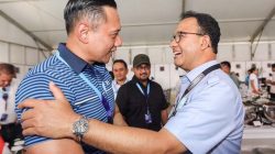 Ketua Umum Demokrat Agus Harimurti Yudhoyono (AHY) disambut Gubernur DKI Anies Baswedan saat menghadiri pertandingan Formula E yang digelar di Ancol, Jakarta Utara, Sabtu pagi, 4 Juni 2022. Mimik wajah kedua pemimpin muda itu pun tampak sumringah.