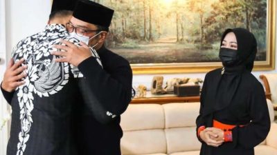 Ketua Umum Partai Demokrat Agus Harimurti Yudhoyono (AHY) memeluk erat Gubernur Jawa Barat Ridwan Kamil saat bertakziah ke Rumah Dinas Gubernur Jawa Barat di Gedung Pakuan, Kota Bandung, Rabu sore, 8 Juni 2022.