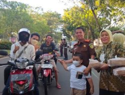 IAD Kejari Kabupaten Tangerang Bagi-bagi Takjil