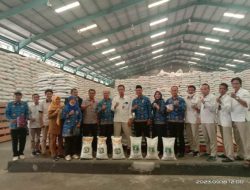 DPKP Kabupaten Tangerang Cek Kualitas  Beras Bantuan Bapanas di Gudang Bulog Cikande