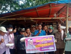 Jumat Berkah, Intan Bagikan Ratusan Nasi Kotak kepada Warga Kronjo