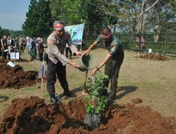 Sambut HUT ke-78 Bhayangkara, Kasdim 0510/Trs Hadiri Penanaman Pohon