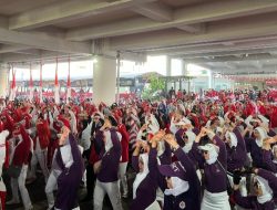 Senam Sehat Bersama Warga Cisauk, Intan Terus Gaungkan Pola Hidup Sehat
