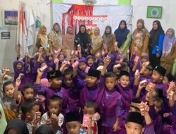 Sambangi PAUD Bina Balita Tigaraksa, Intan Bagi-bagi Susu