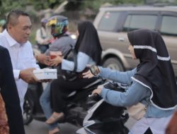 Ketua DPRD Kabupaten Tangerang Berbagi Takjil Bersama PWI dan PHRI
