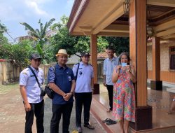 Kades Kadu Dampingi Sekcam Curug Door to Door Bagikan KTP