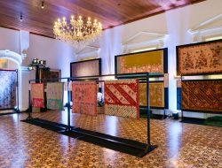 Pameran “Nusawastra Silang Budaya” ke-10 di Cikini 82, Menghadirkan Keindahan Wastra Nusantara Bertema Bunga