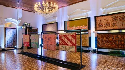Pameran “Nusawastra Silang Budaya” ke-10 di Cikini 82, Menghadirkan Keindahan Wastra Nusantara Bertema Bunga