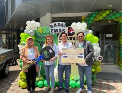 Nasabah Pegadaian Bawa Pulang Mobil dari Program Badai Emas 2025
