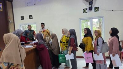 Babinsa Koramil 14/Panongan Kawal Penyaluran BLTS Kesra di Desa Peusar