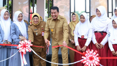 Bupati dan Wakil Bupati Tangerang Resmikan Halte Bus Sekolah Gratis