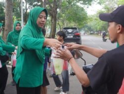 Ramadhan, Dandim dan Persit Berbagi Takjil untuk Warga Tigaraksa