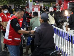 Layani Pemudik, Posko PMI Bagikan Air Mineral & Masker